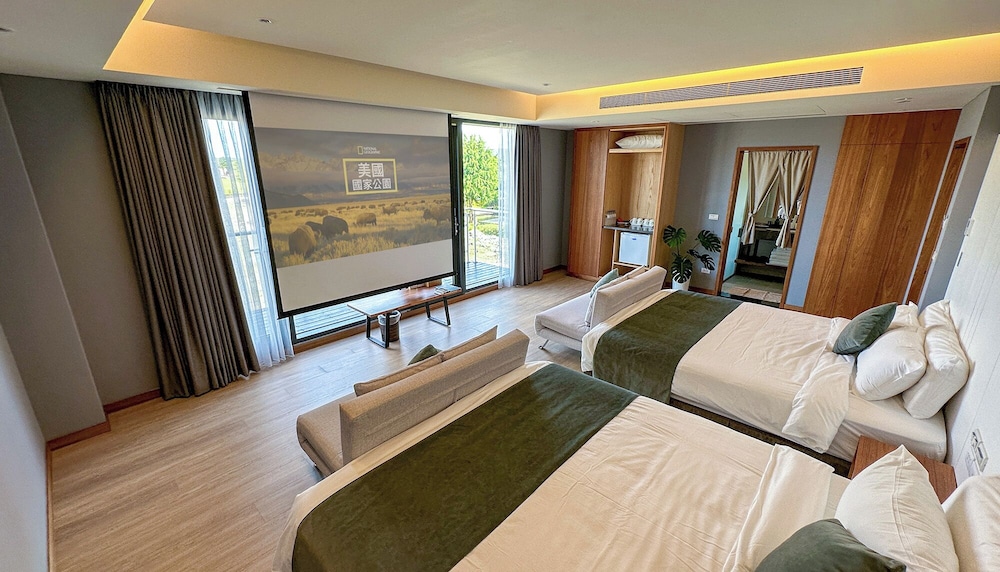 غرفة ديلوكس رباعية بسريرين كينج بإطلالة على الحديقة، Villa Loherb 3/7