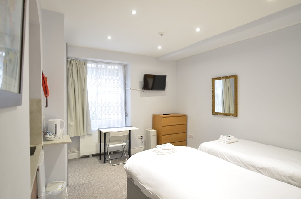 STUDIO, TWIN BEDS, LOW FLOOR