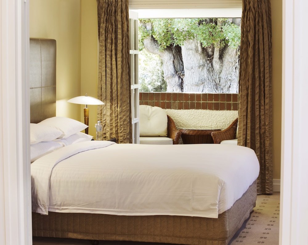 Hyatt Hotel Canberra 20/75