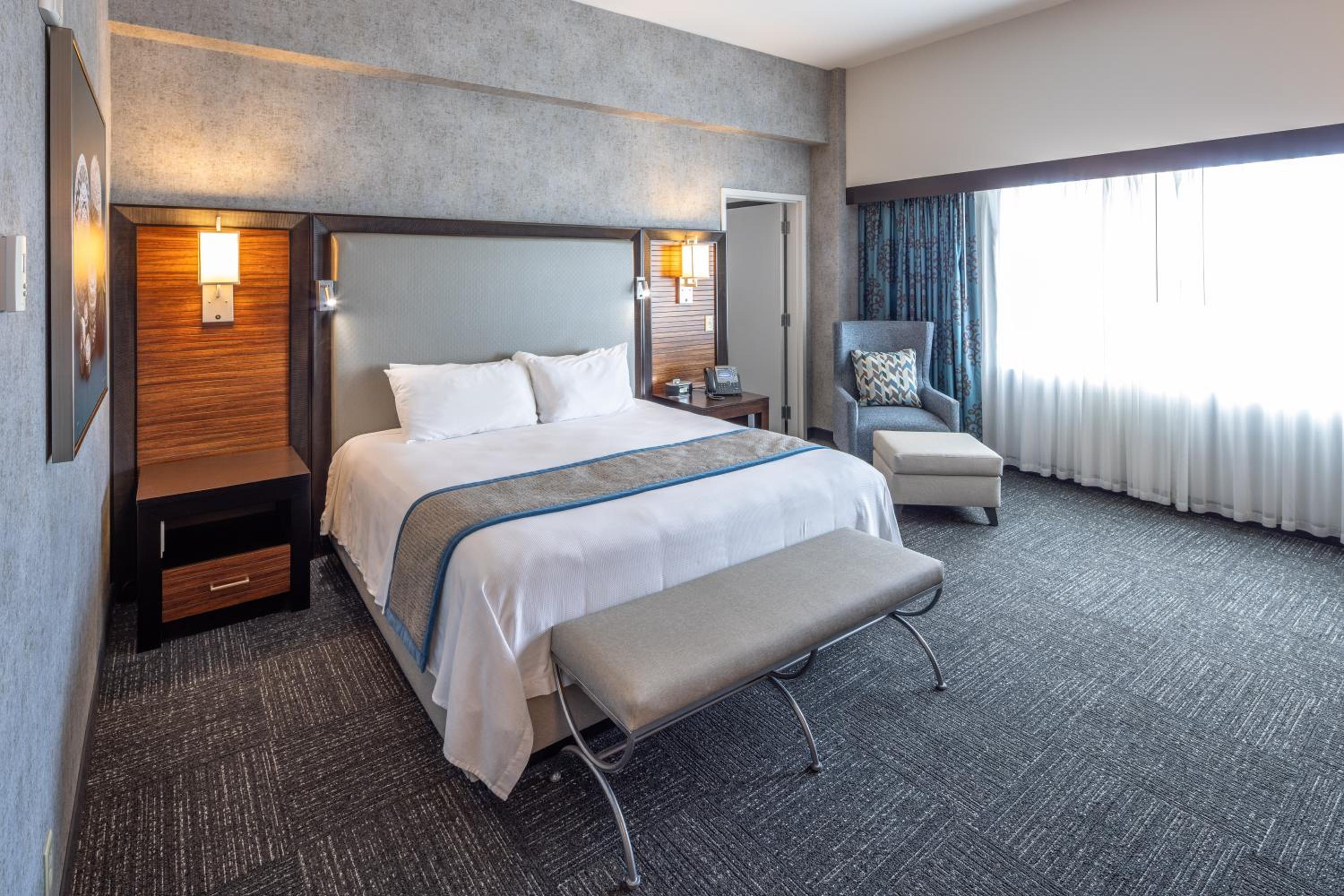 جناح جونيور بسرير كينج، Akwesasne Mohawk Casino Resort 3/5