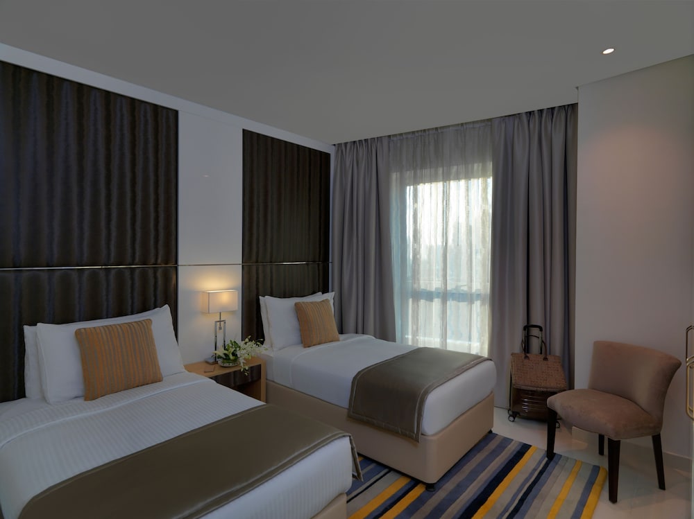3 Bedrooms, Suite, King Bed, 1 Queen and 1 Single Bed, City Skyline View, Kitchenette