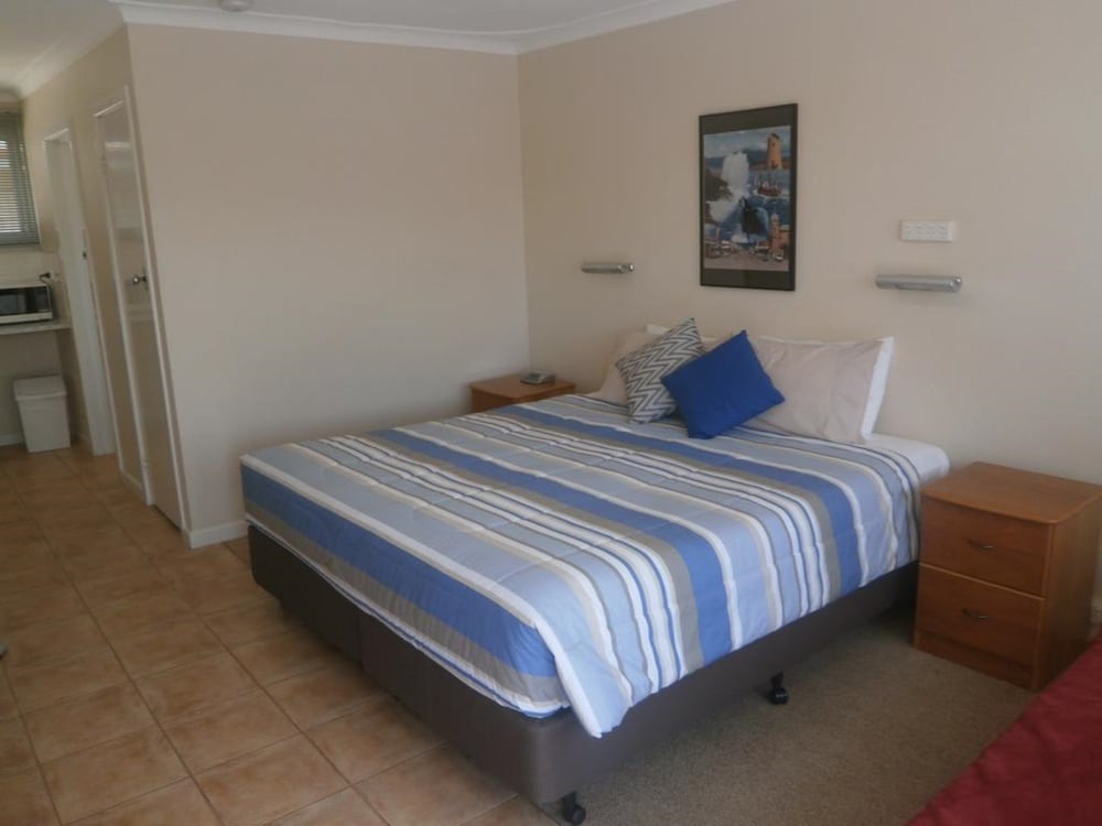 Emu Point Motel 8/70