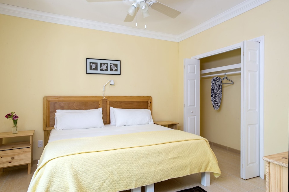 Sir Charles Guest House 7/34
