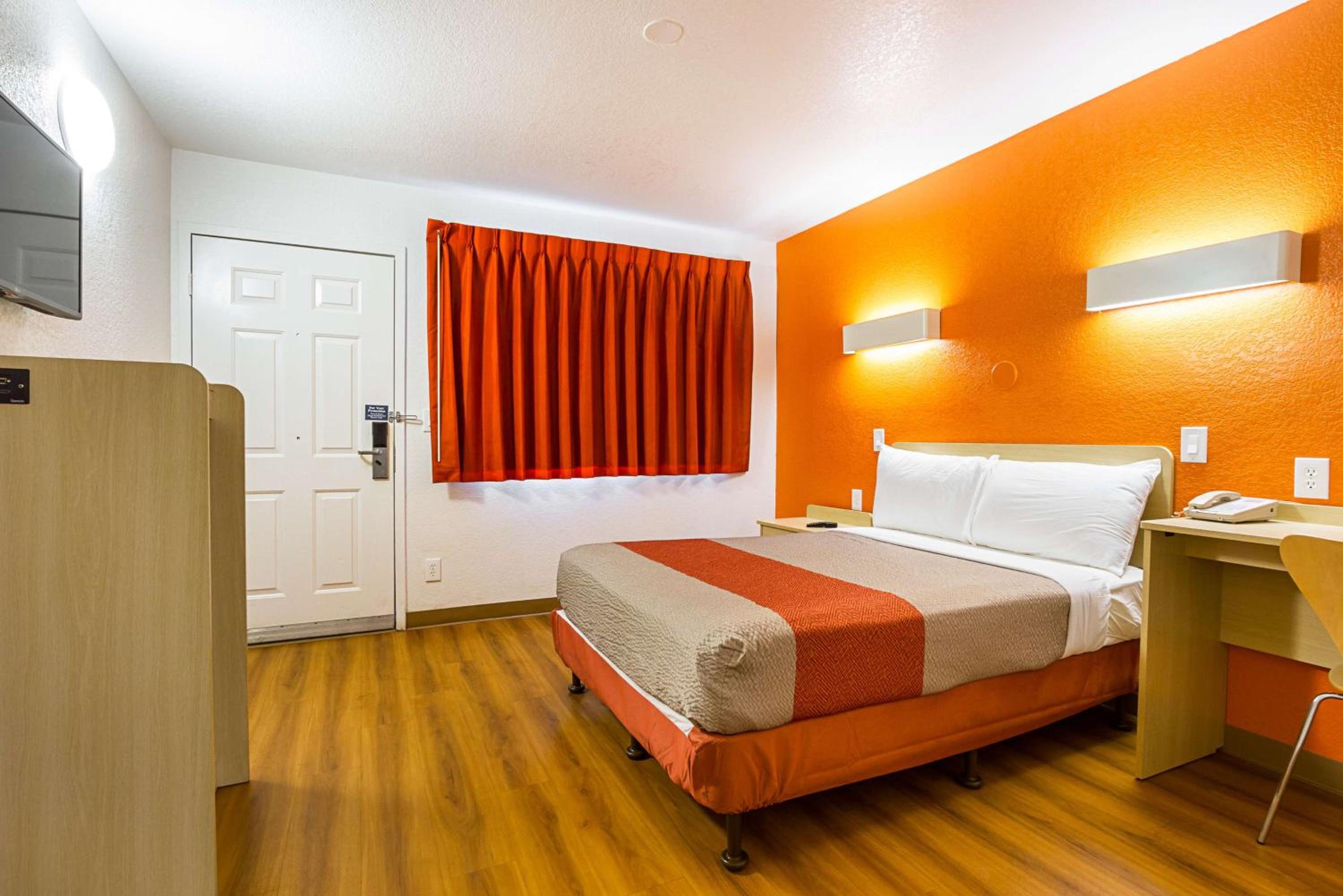 غرفة بسرير كوين، Motel6 Mesa, AZ - North 2/10