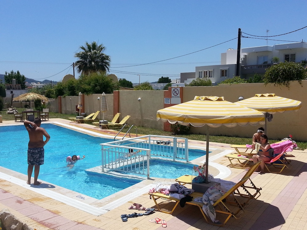 Maroula Blue Studios And Suites 3/70