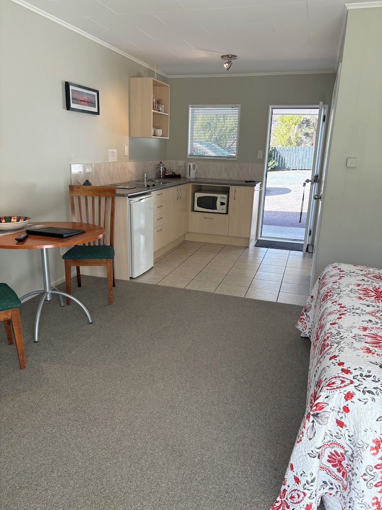 Ash Grove Boutique Motel 14/70