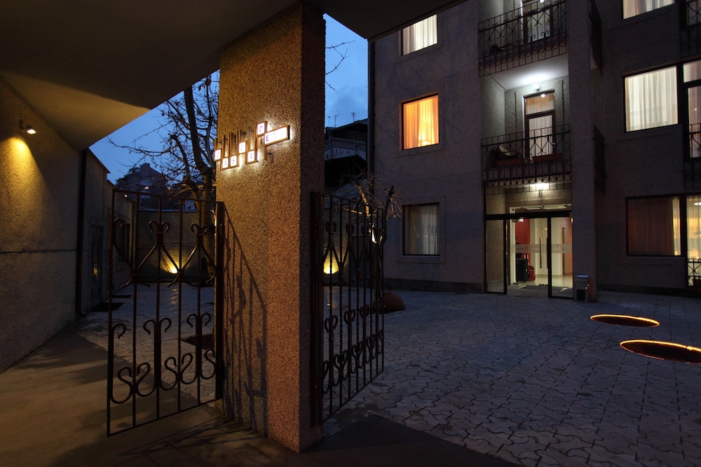 Cascade Hotel 42/46