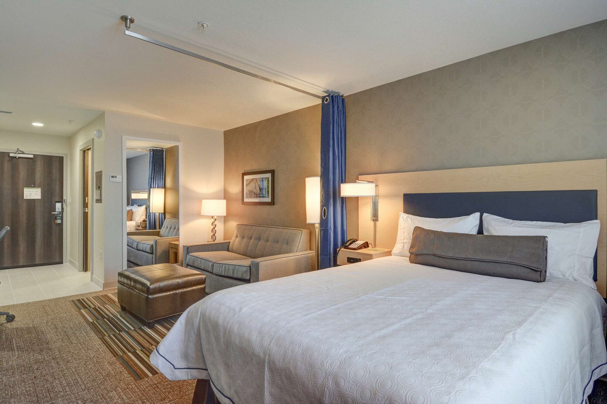 STUDIO, QUEEN BED