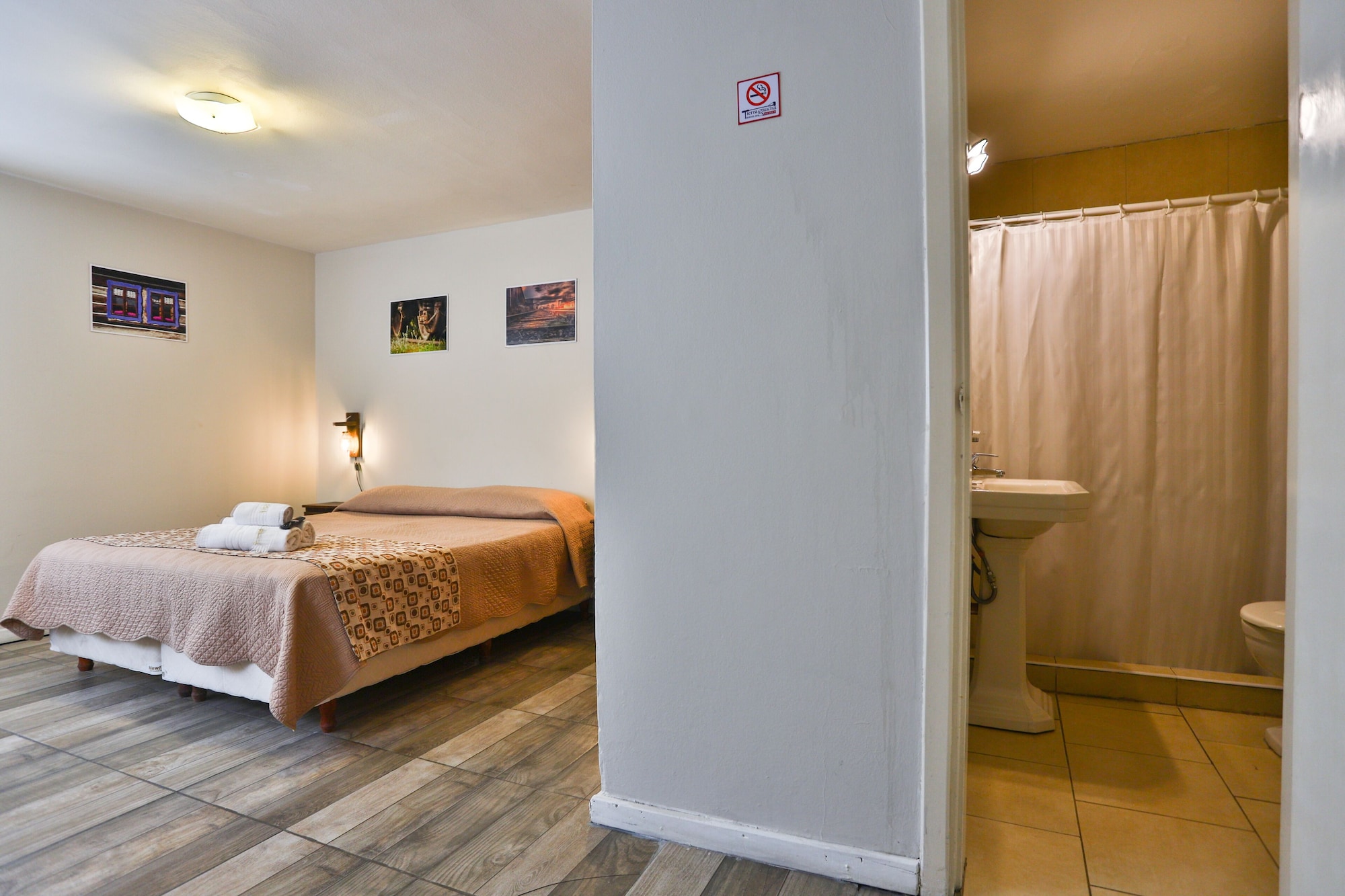 غرفة ثلاثية بسرير كوين وسرير فردي، TIERRA GAUCHA HOSTEL 3 2/7