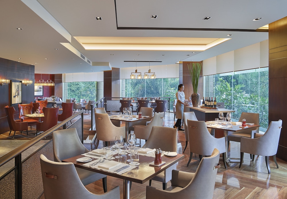 Makati Shangri-La 33/50