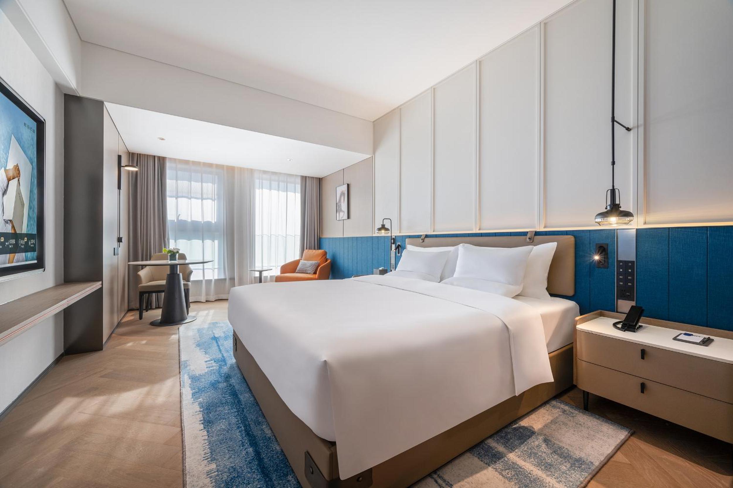 DELUXE, KING BED