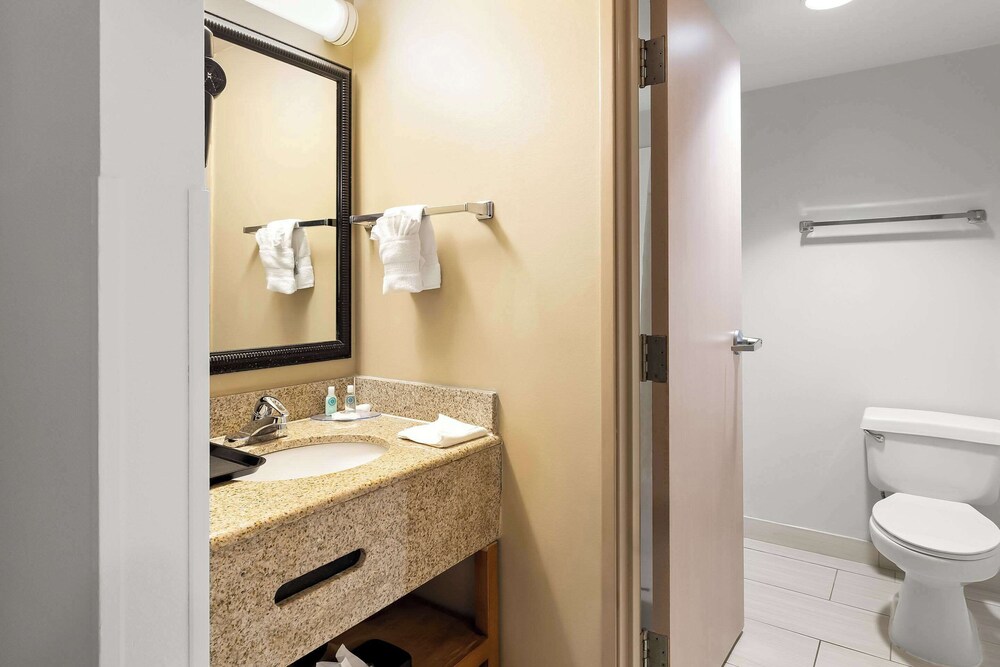 Comfort Inn & Suites Near Kino Sports Complex 54/58