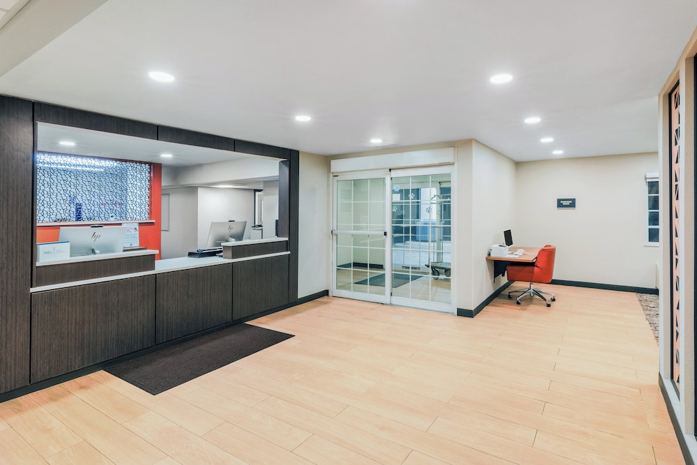 Candlewood Suites Topeka 26/49