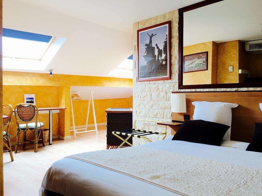 Brit Hotel Bosquet 11/27