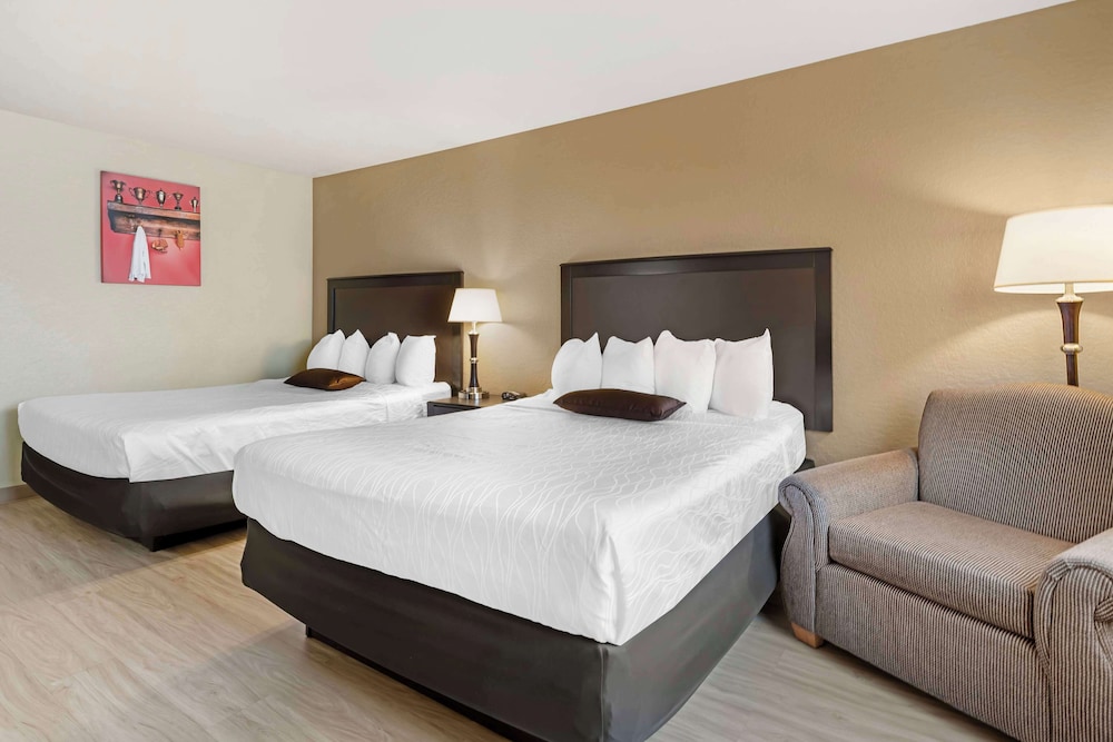 غرفة قياسية بسريرين كينج مع أريكة، Best Western Green Bay Inn Conference Center 1/2