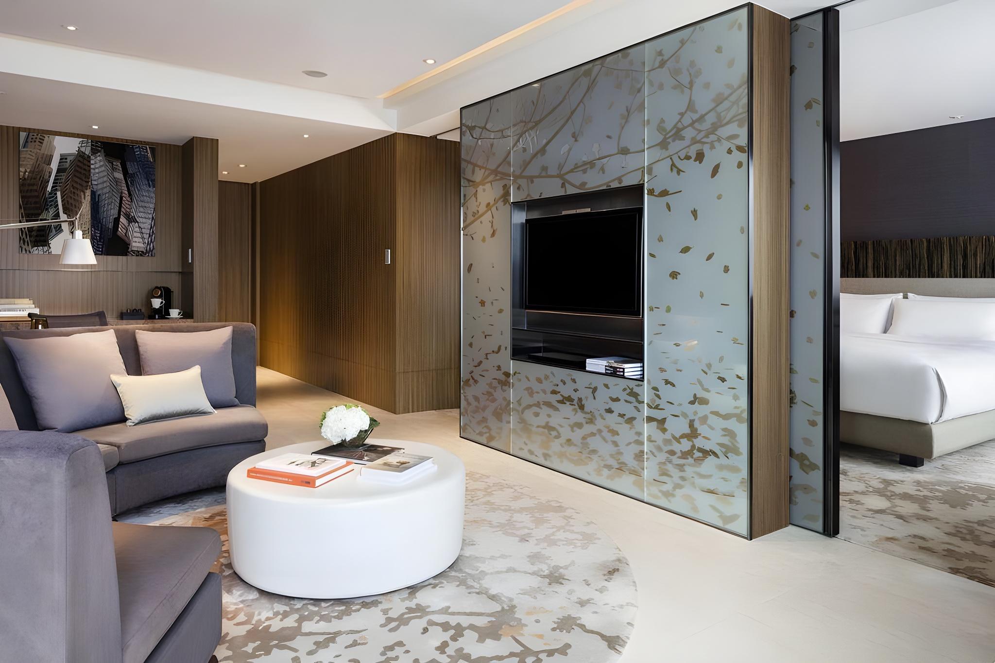 CLUB 65, STUDIO, SUITE, KING BED, CLUB LOUNGE ACCESS