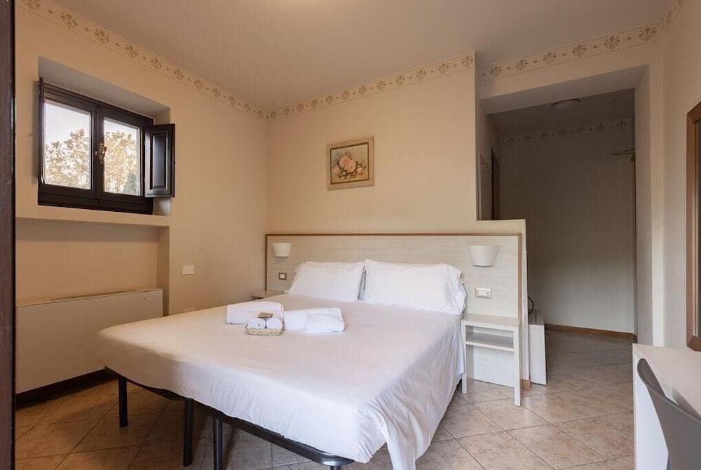 ECONOMY, DOUBLE OR TWIN BED