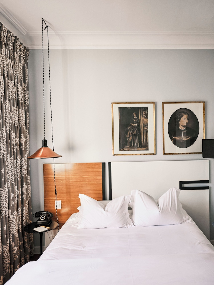STANDARD, QUEEN BED