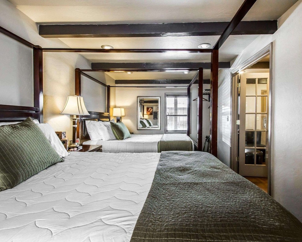 SUITE, 2 QUEEN BEDS