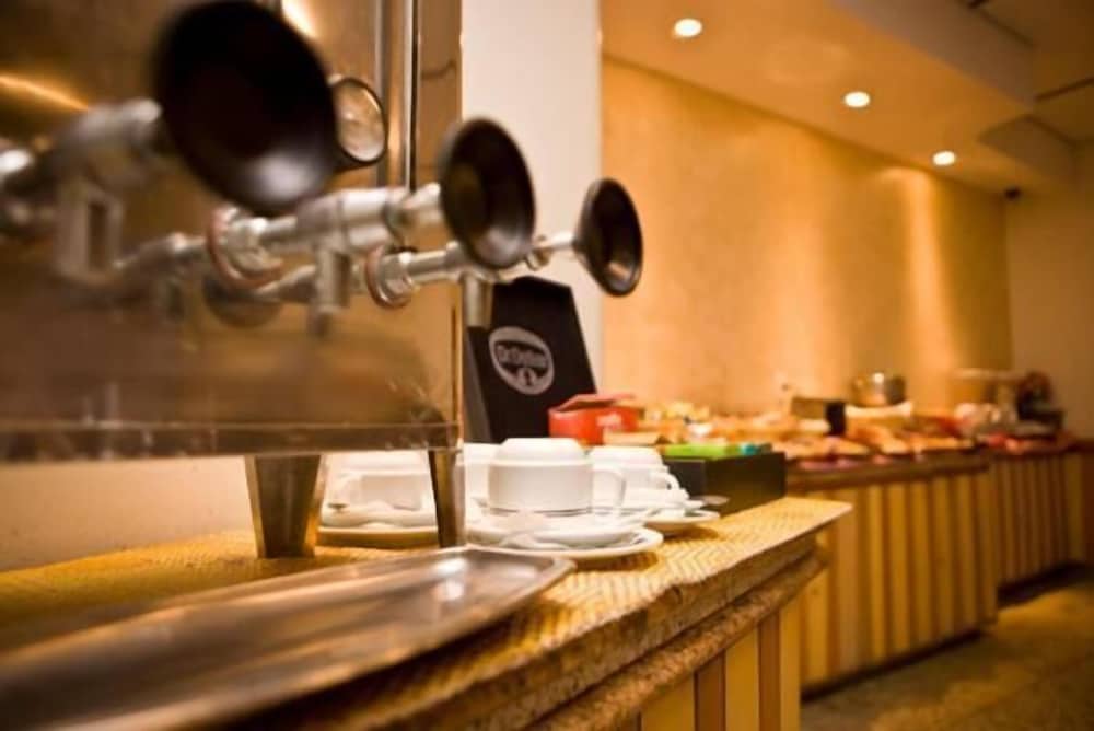 Carillon Plaza Hotel 25/50