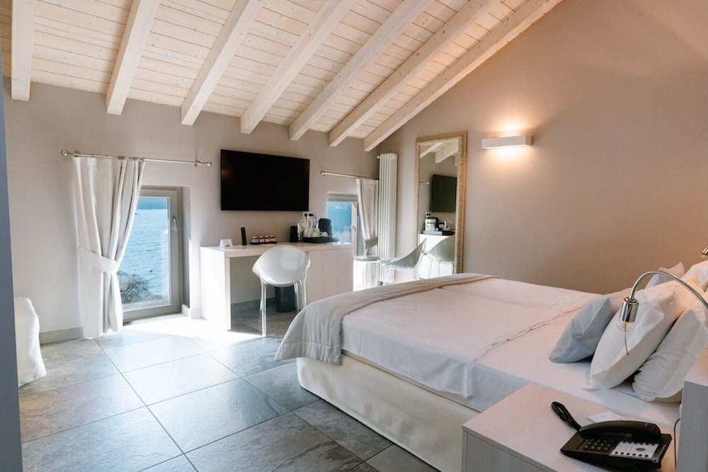 غرفة بسرير كينج بإطلالة على البحيرة، Relais Villa Porta 5/10