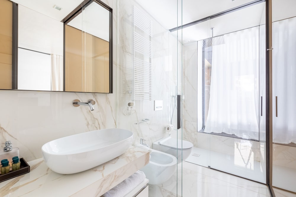 EXECUTIVE, SUITE