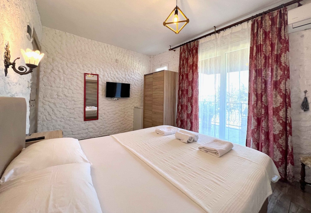 ROOM, DOUBLE BED, FRENCH BALCONY
