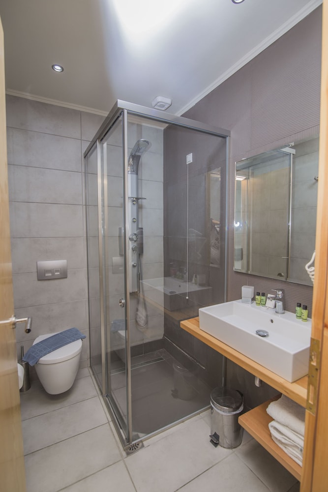 غرفة ثلاثية بسرير مزدوج مع أريكة، Grand Theoni Hotel Suites And Spa 4/6