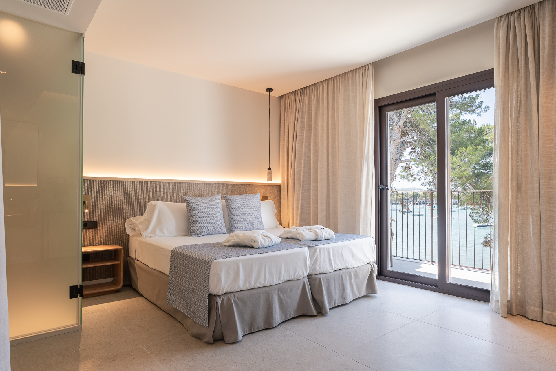 Deluxe room sea view 2+0