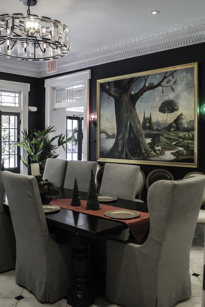 Royal Frenchmen Hotel And Bar 63/72