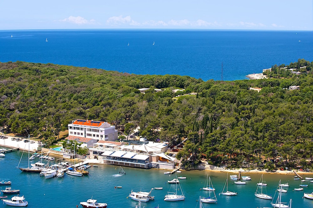 Ribarska Koliba Resort 66/75