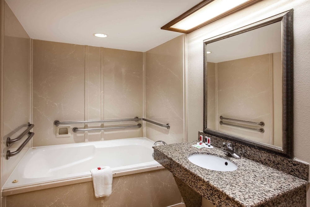 Days Inn & Suites by Wyndham Tyler 7/22