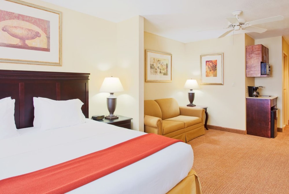 Holiday Inn Express and Suites Lucedale Hotel 21/76