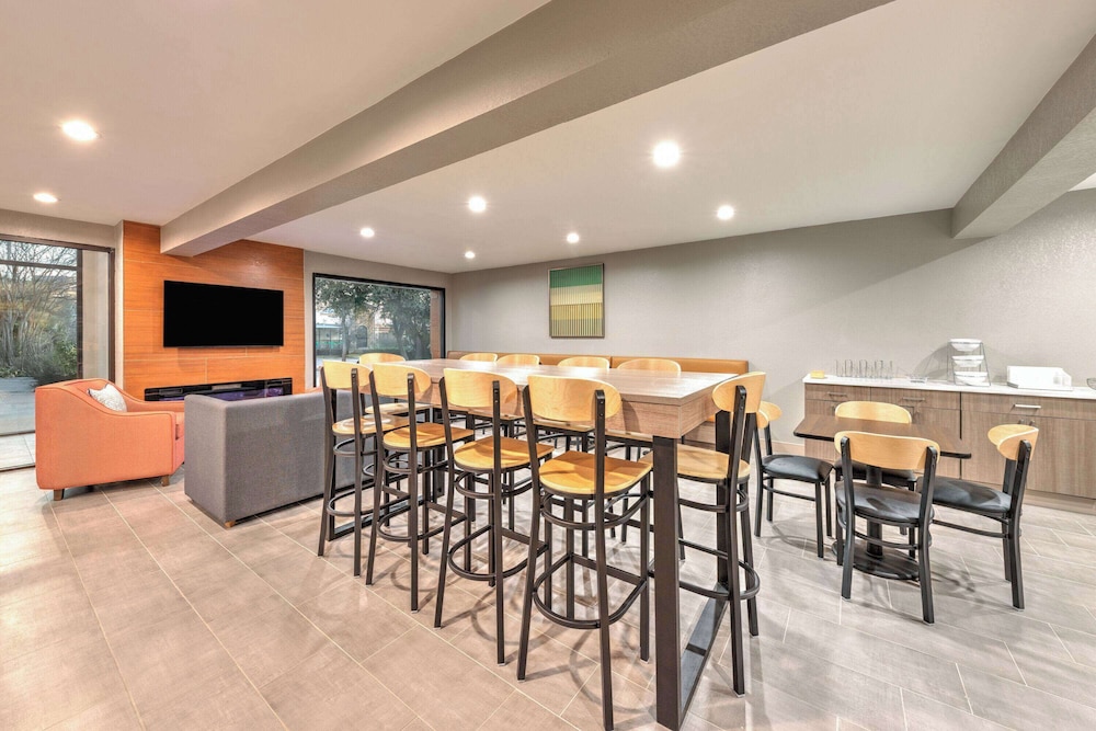 Hawthorn Extended Stay by Wyndham Bedford / Dallas 40/49
