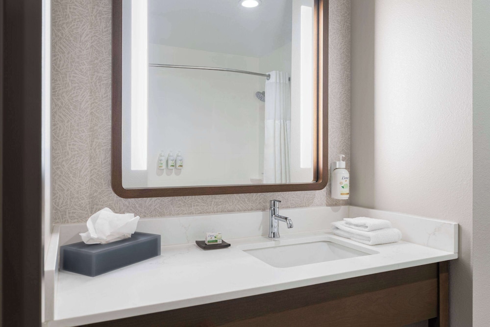 La Quinta Inn and Suites by Wyndham Lincoln 84/84