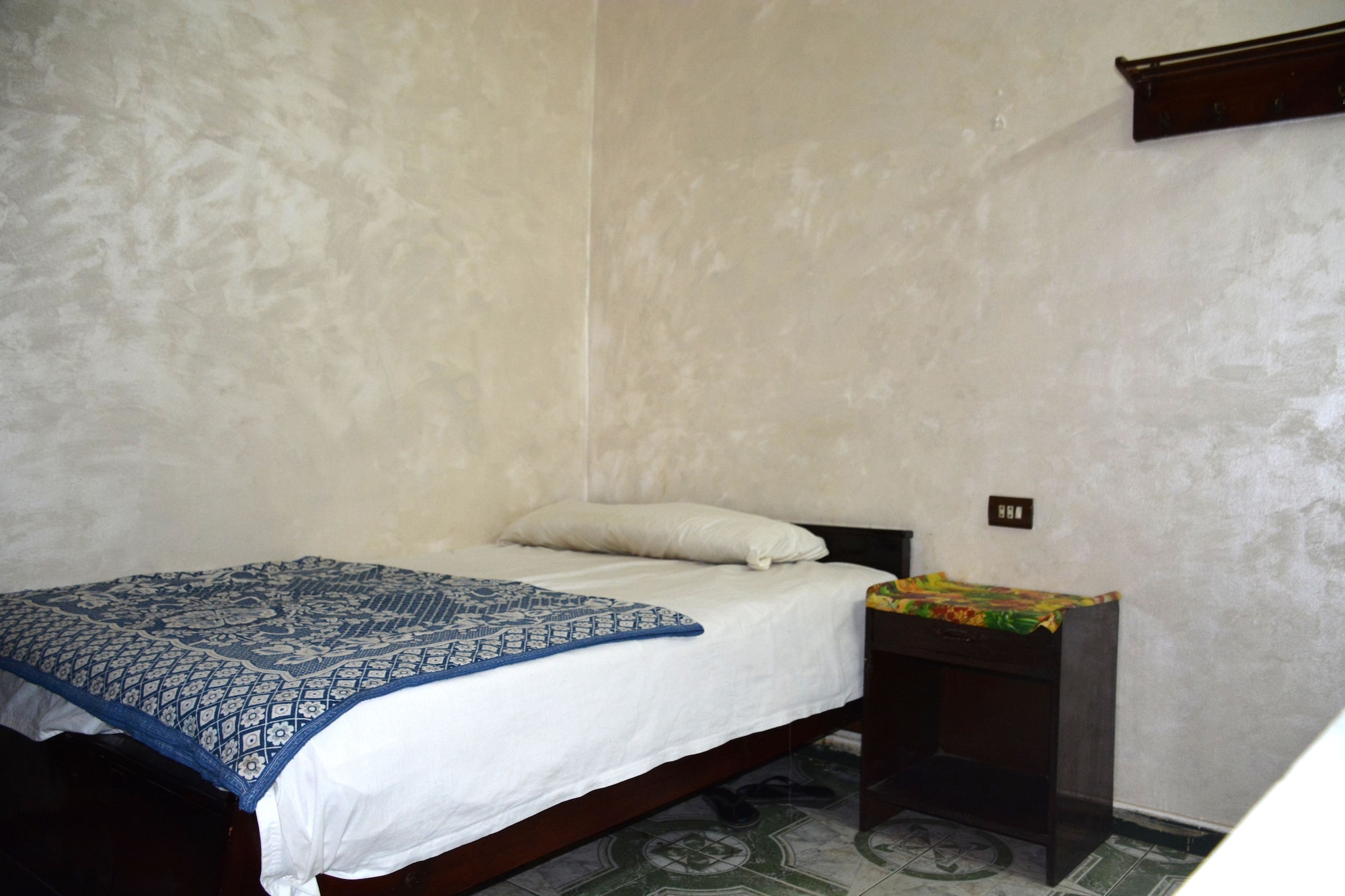 ROOM, SINGLE, SHARED BATHROOM