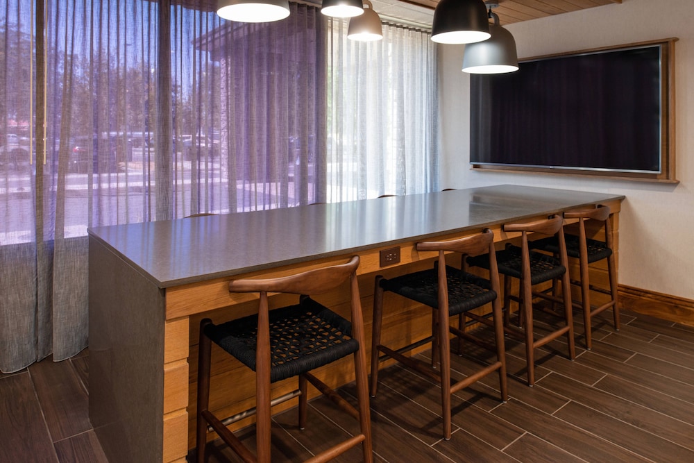 Fairfield Inn and Suites by Marriott Bakersfield Central 35/37
