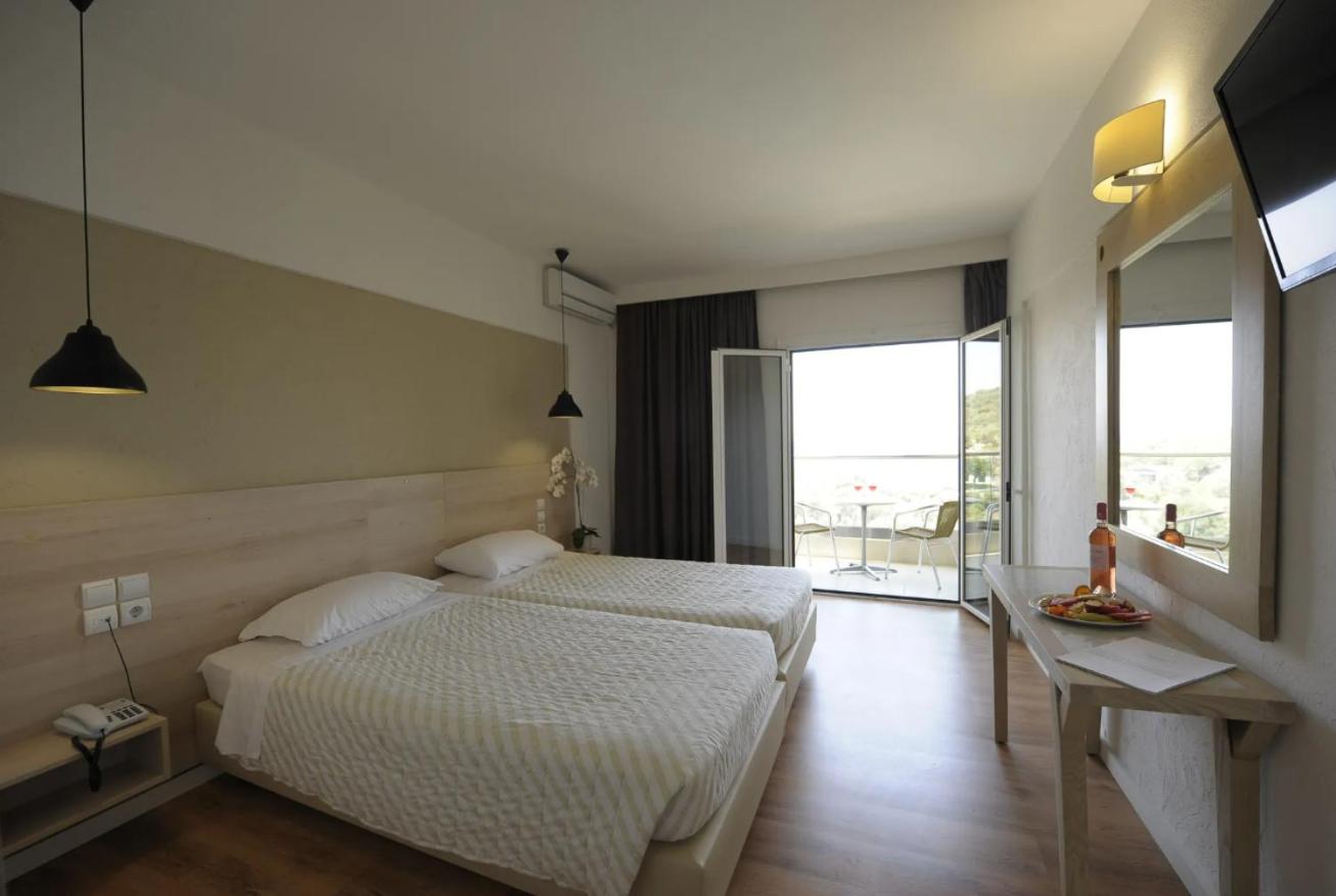 Classic, Double or Twin Bed, Side Sea View