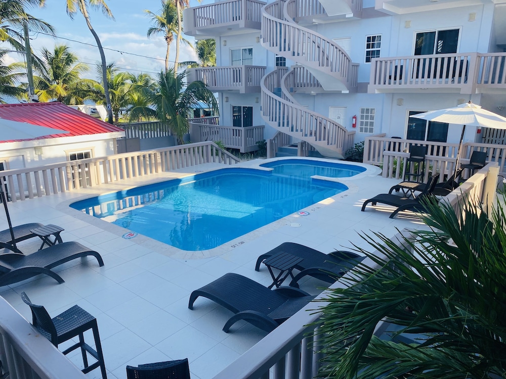 La Isla Resort 8/68
