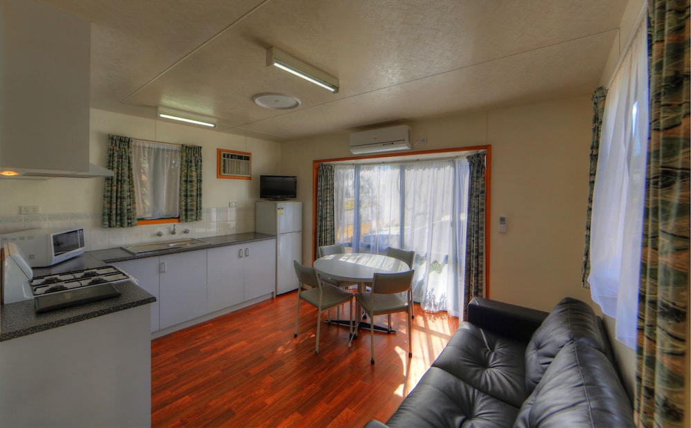 EUREKA STOCKADE HOLIDAY PARK 48/80