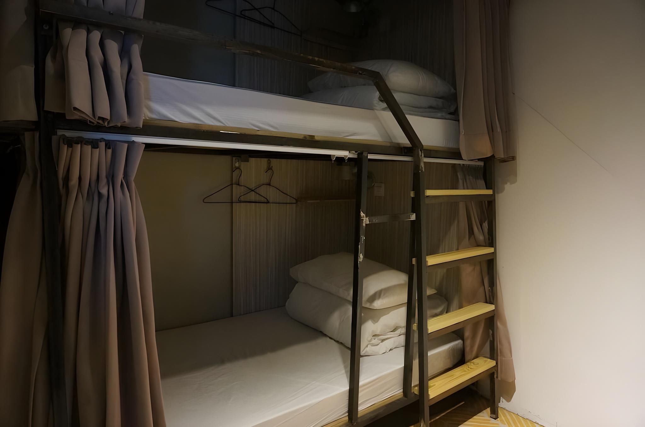 ROOM, TWIN BEDS
