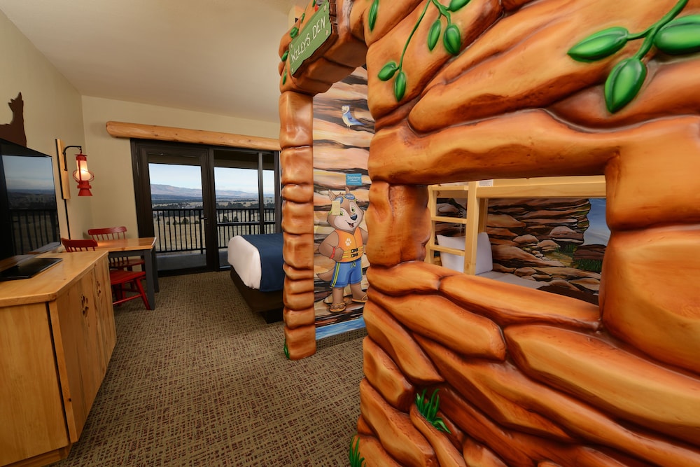 Deluxe, Suite, Multiple Beds, Mountain View