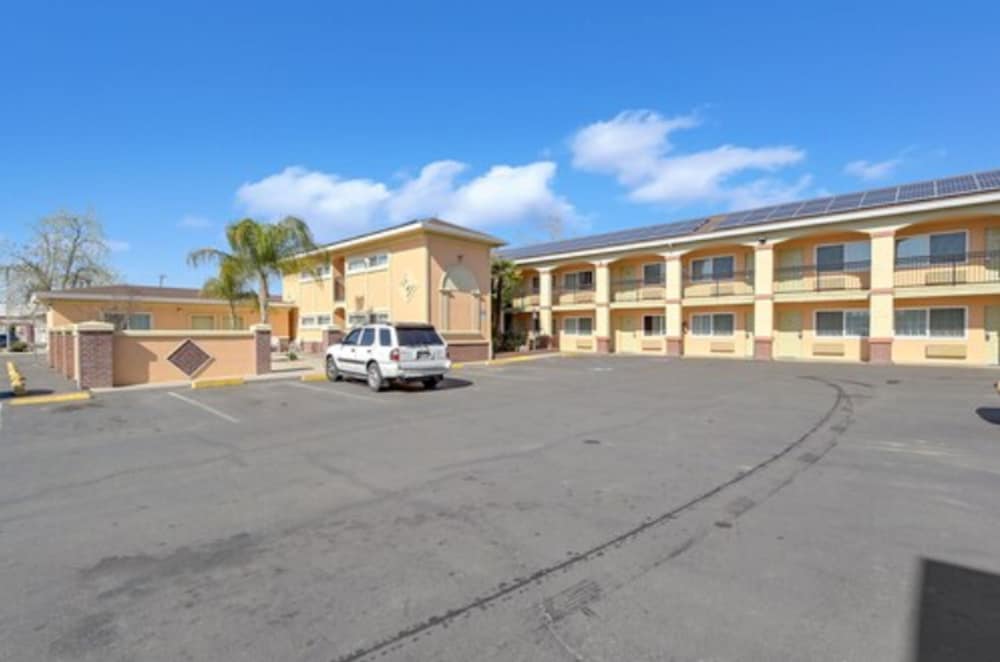 Americas Deluxe Inn 24/32