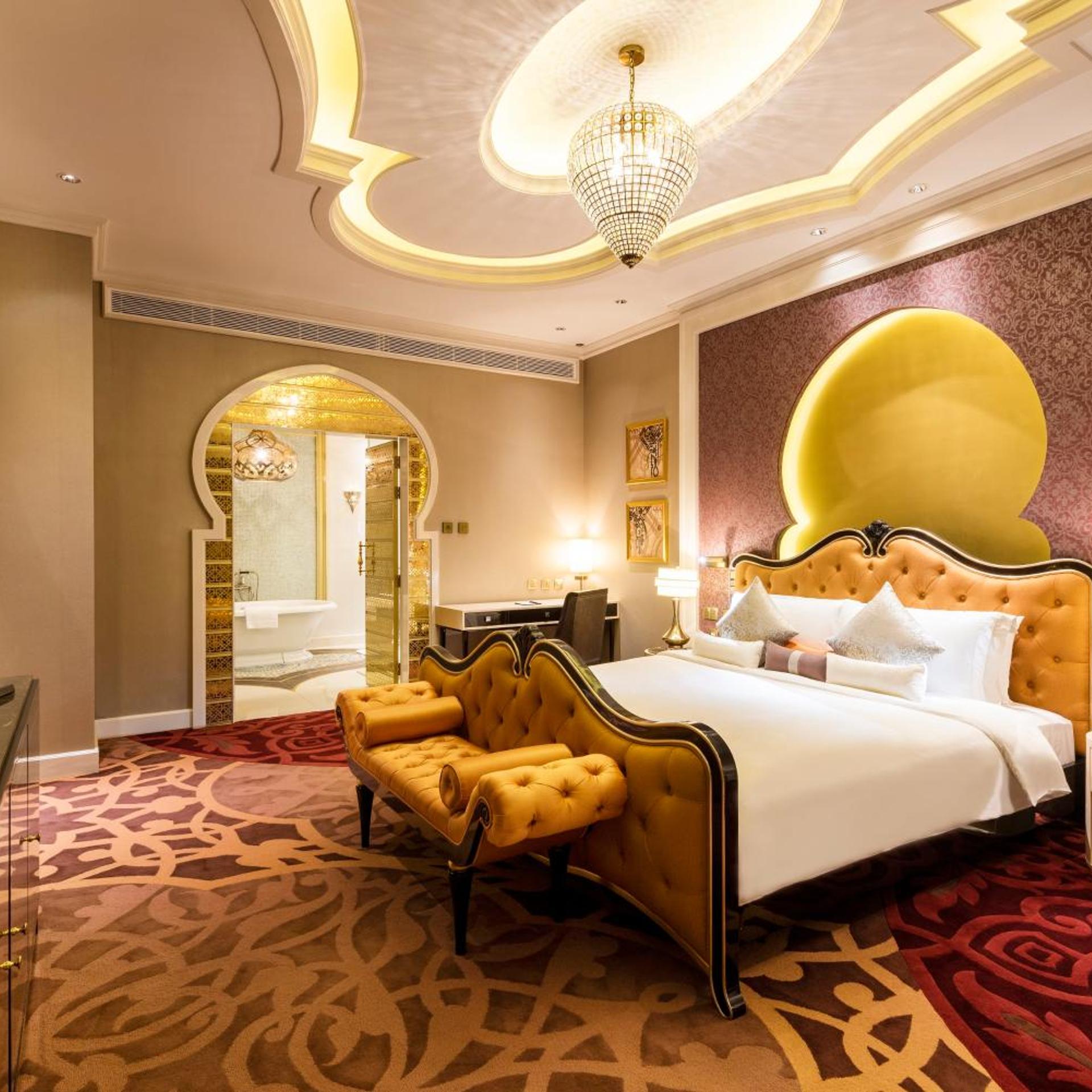 Royal, Suite
