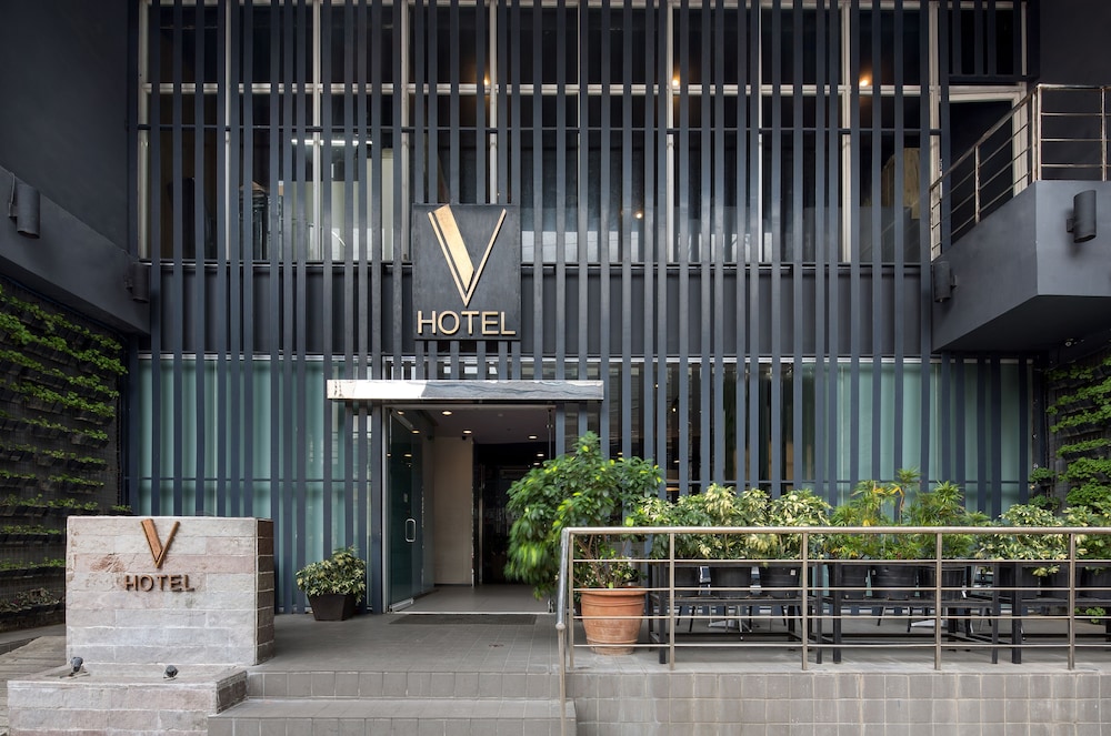V Hotel 4/35