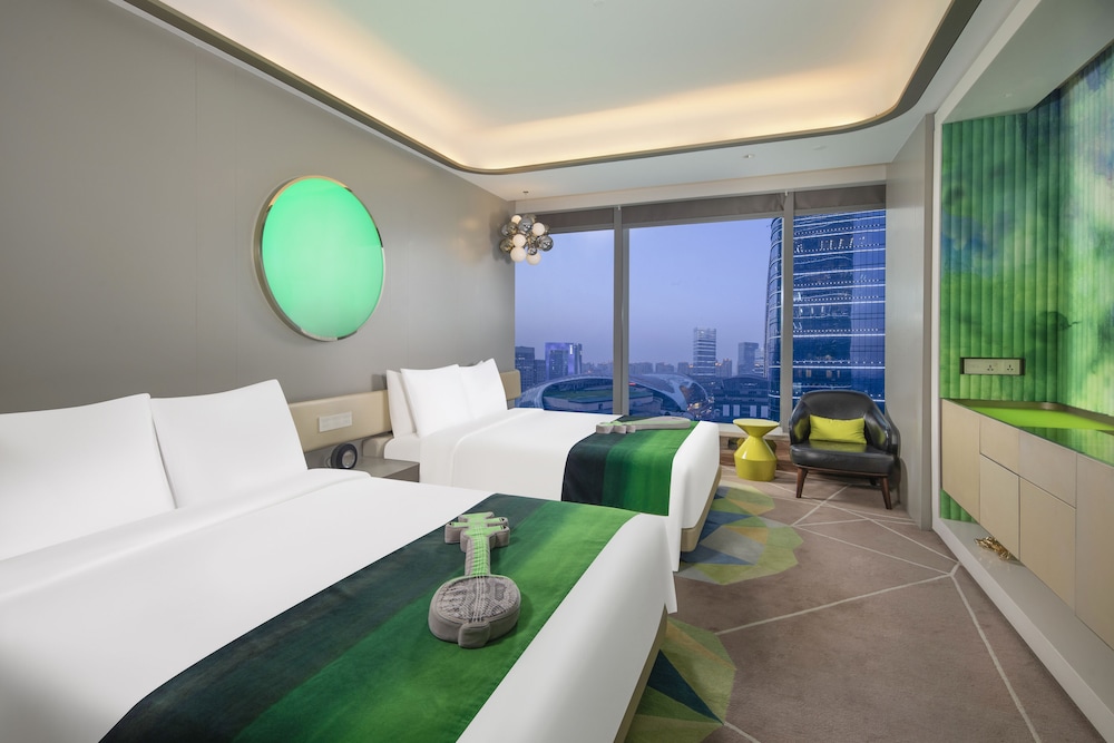 Spectacular, 2 Double Beds, City View, High Floor