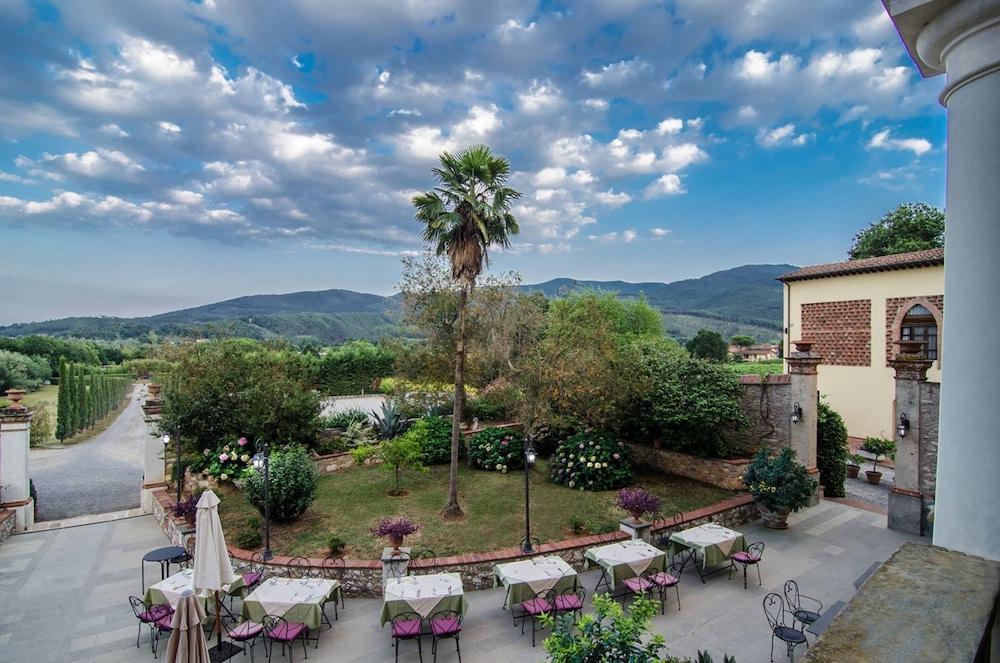 Villa Cheli Hotel 64/75