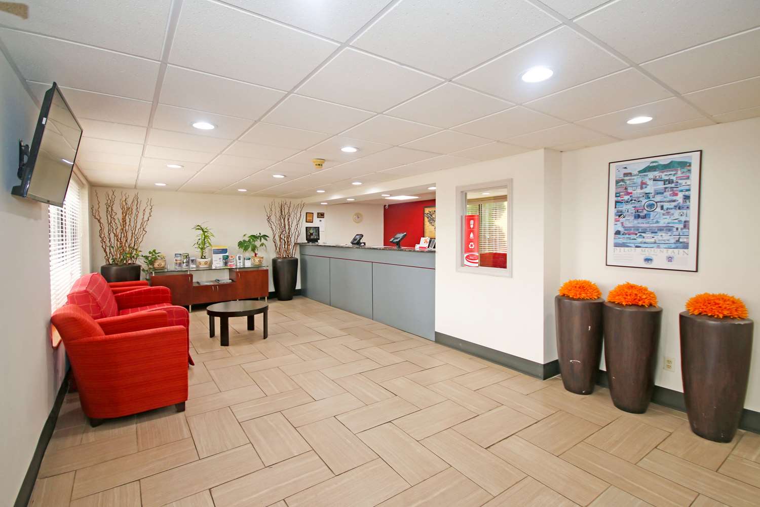 Americas Best Value Inn Pilot Mountain 2/7