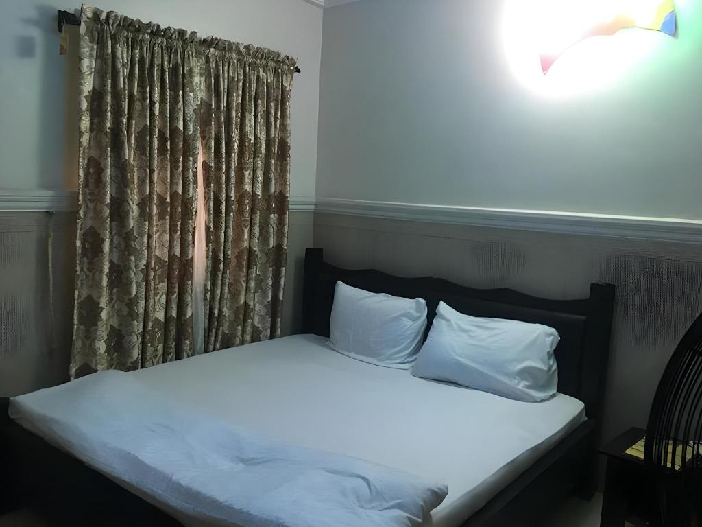 Royal Castle Hotel 5/25