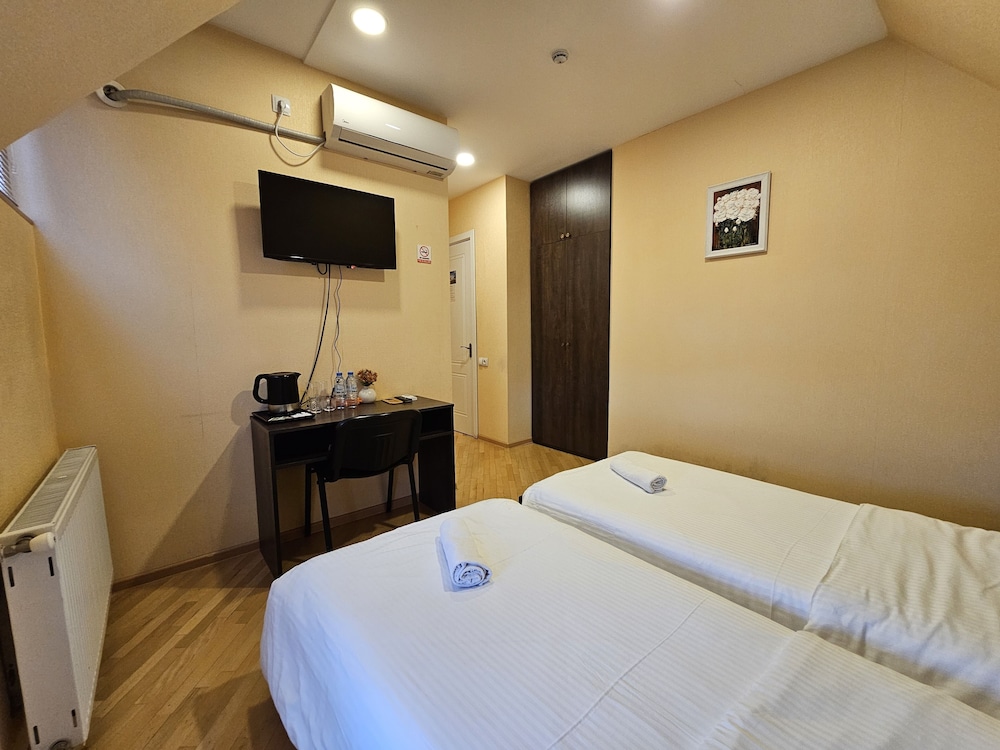 BASIC, TWIN BEDS
